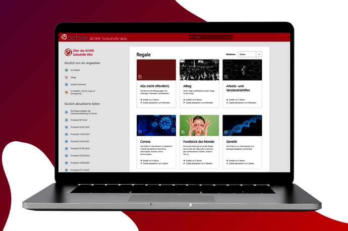 Ein geöffneter Laptop, auf dessen Bildschirm die Benutzeroberfläche des ACHSE Selbsthilfe Wikis angezeigt wird. Links befinden sich Navigationsoptionen, während rechts verschiedene Inhalte wie 'Alltag', 'Arbeits- und Verständnishilfen' und 'Genetik' in farblich markierten Kacheln zu sehen sind. Die Laptopansicht ist vor einem rot-weiß verlaufenden Hintergrund platziert.
