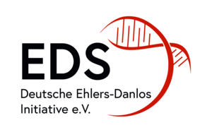 Das Logo der Deutschen Ehlers-Danlos Initiative e.V. zeigt die Abkürzung 'EDS' in dunkelblauer Schrift. Rechts daneben befindet sich eine stilisierte DNA-Helix in Orange, die einen Teil eines Kreises bildet. Darunter steht in dunkelblauer Schrift: 'Deutsche Ehlers-Danlos Initiative e.V.' auf weißem Hintergrund.